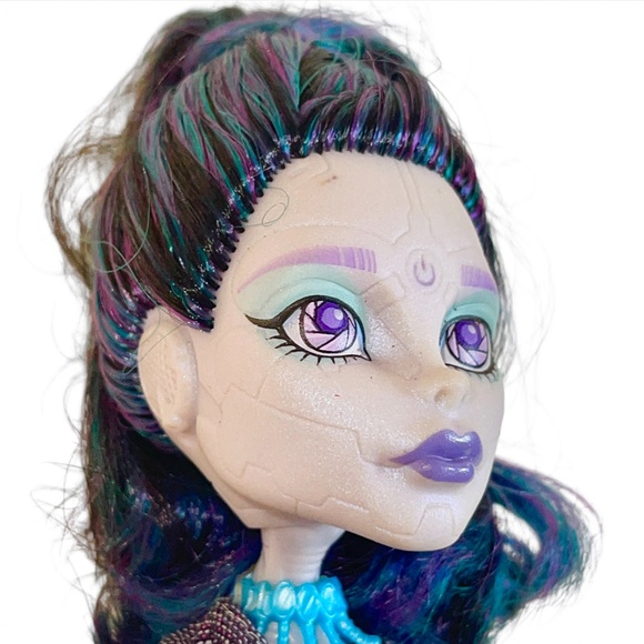 Monster High Boo York City Ghouls Elle Eedee Robot Doll Necklace Boots Jacket - Picture 7 of 11